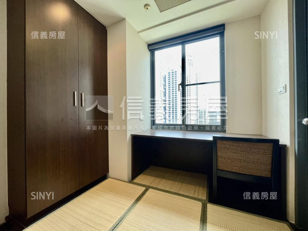 市政凱悅次頂樓配平面車位房屋室內格局與周邊環境