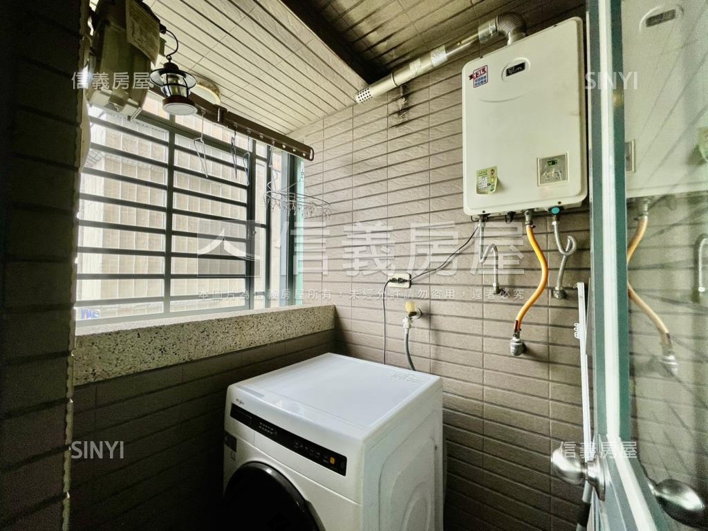 市政凱悅次頂樓配平面車位房屋室內格局與周邊環境