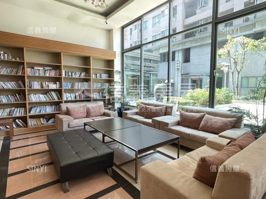 市政凱悅次頂樓配平面車位房屋室內格局與周邊環境