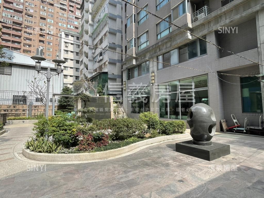 市政凱悅次頂樓配平面車位房屋室內格局與周邊環境