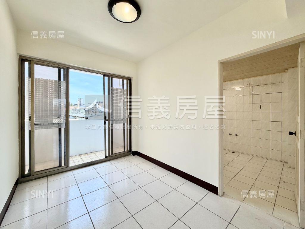 近巨城低總價電梯採光三房房屋室內格局與周邊環境