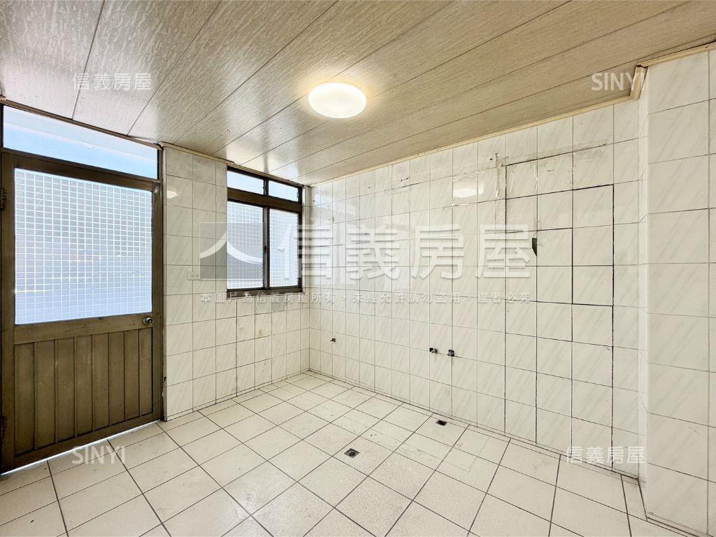 近巨城低總價電梯採光三房房屋室內格局與周邊環境