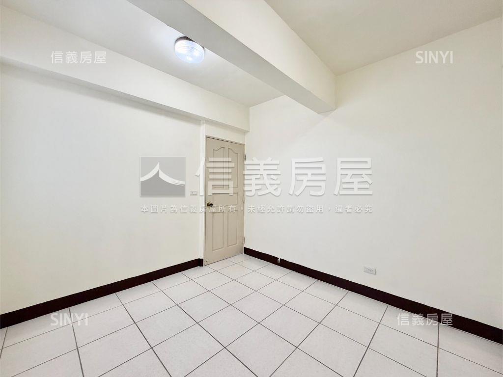 近巨城低總價電梯採光三房房屋室內格局與周邊環境
