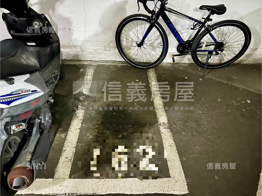 近巨蛋３房２室平面車位房屋室內格局與周邊環境