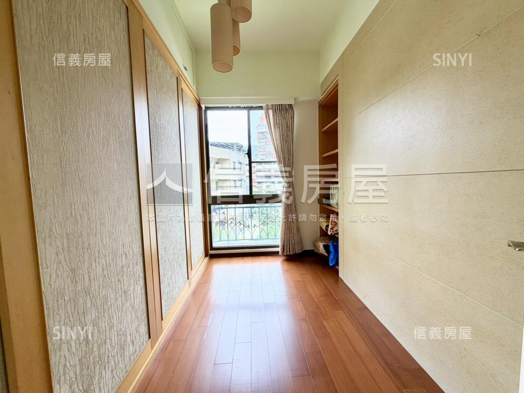 專任昇陽麗芙美宅雙車位房屋室內格局與周邊環境