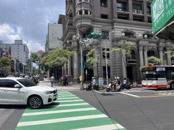 民生路熱鬧金店面