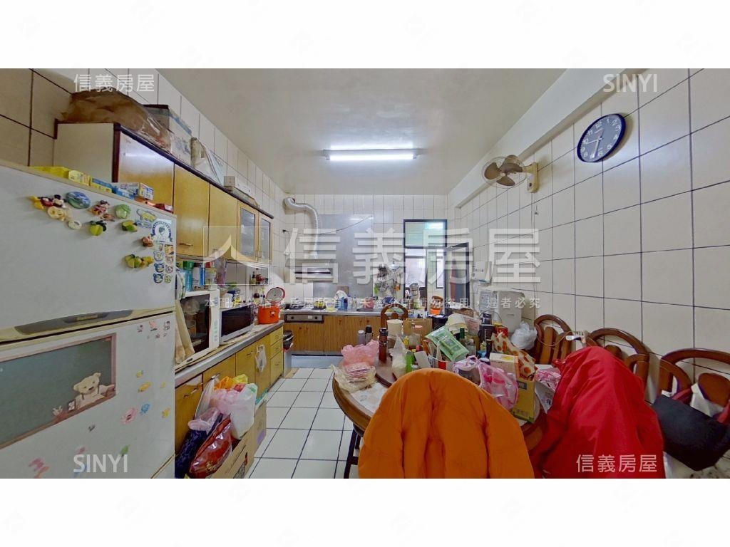 市區車庫大空間透天房屋室內格局與周邊環境