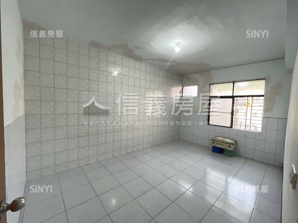 鳳新高中邊間採光寬敞５房房屋室內格局與周邊環境