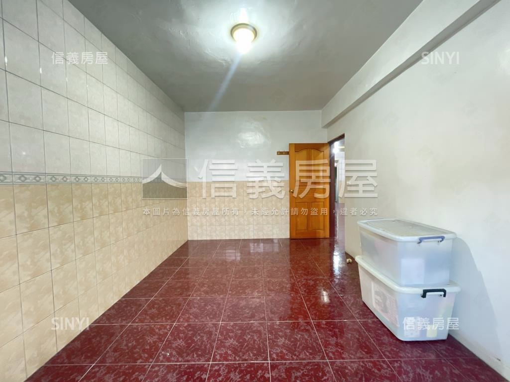 鳳新高中邊間採光寬敞５房房屋室內格局與周邊環境