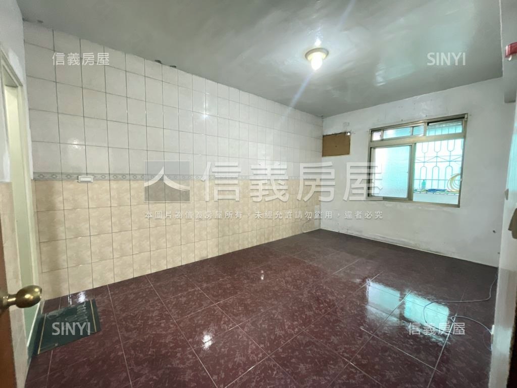 鳳新高中邊間採光寬敞５房房屋室內格局與周邊環境