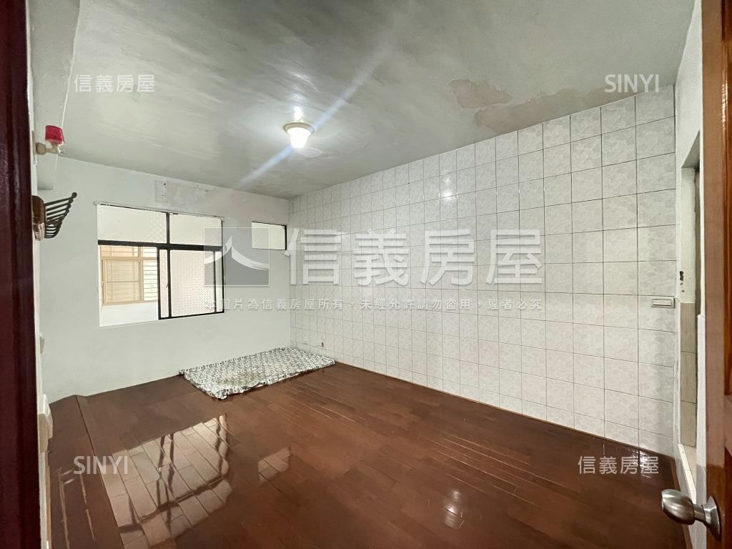 鳳新高中邊間採光寬敞５房房屋室內格局與周邊環境