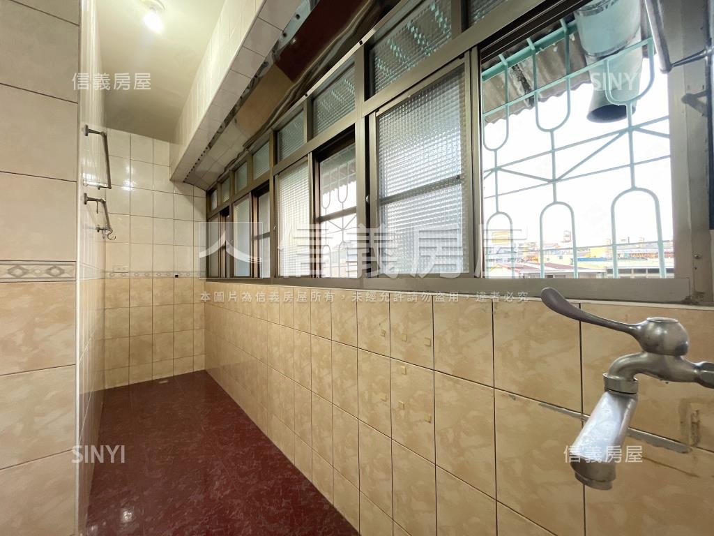 鳳新高中邊間採光寬敞５房房屋室內格局與周邊環境