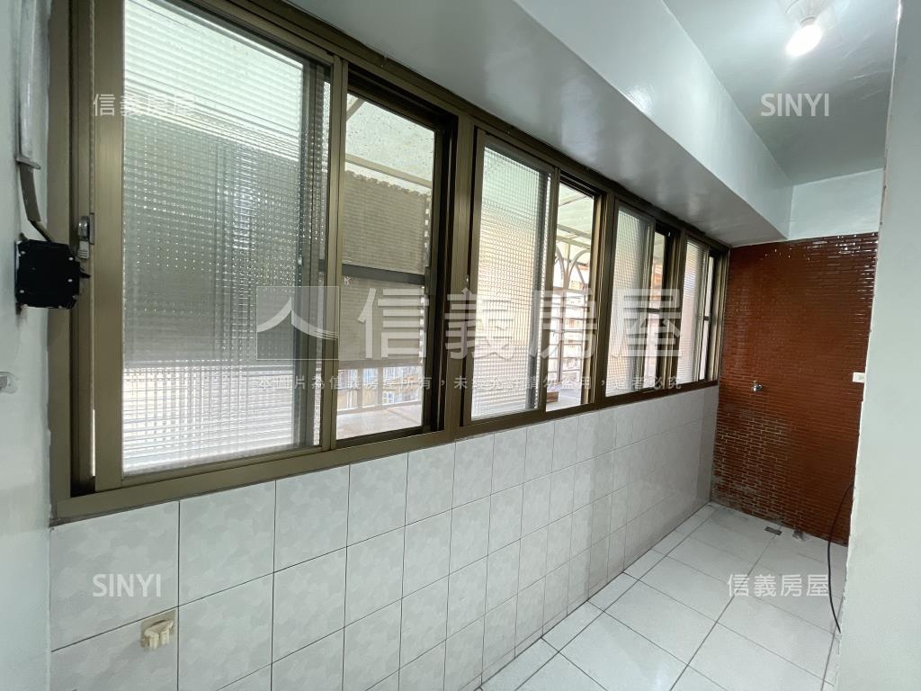 鳳新高中邊間採光寬敞５房房屋室內格局與周邊環境