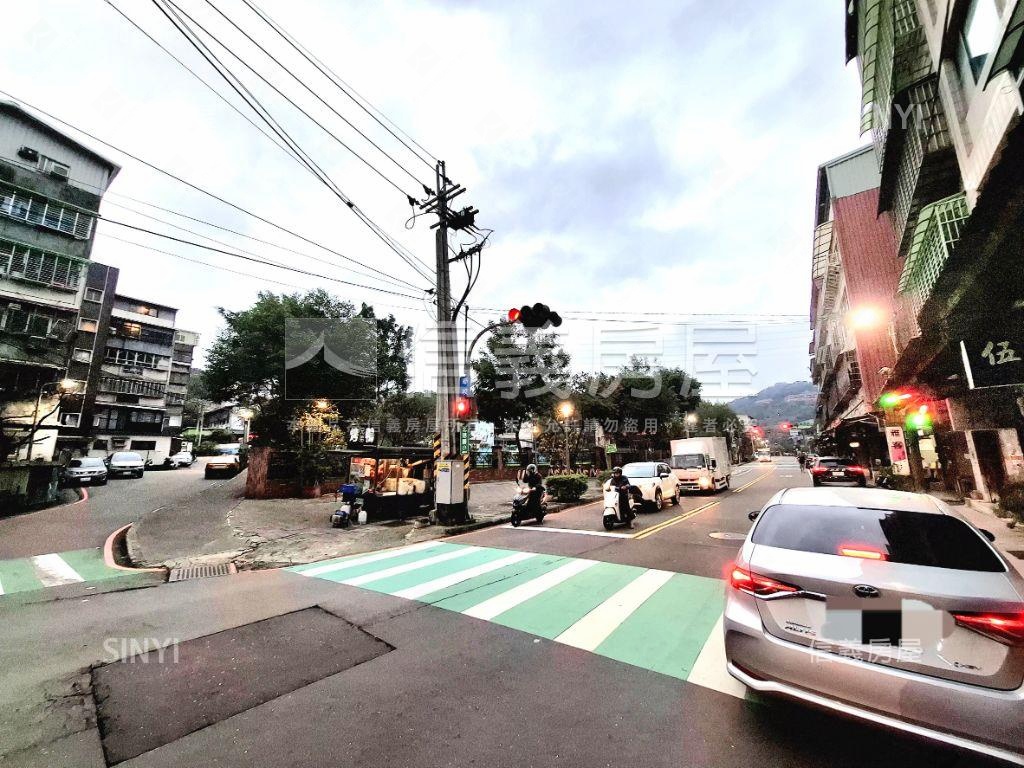 極美豪邸汐萬透天房屋室內格局與周邊環境