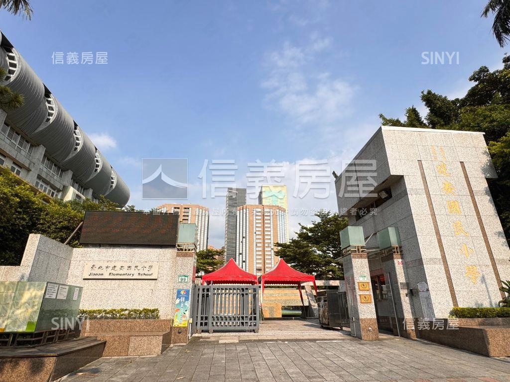 台北市方正三房可租車位房屋室內格局與周邊環境