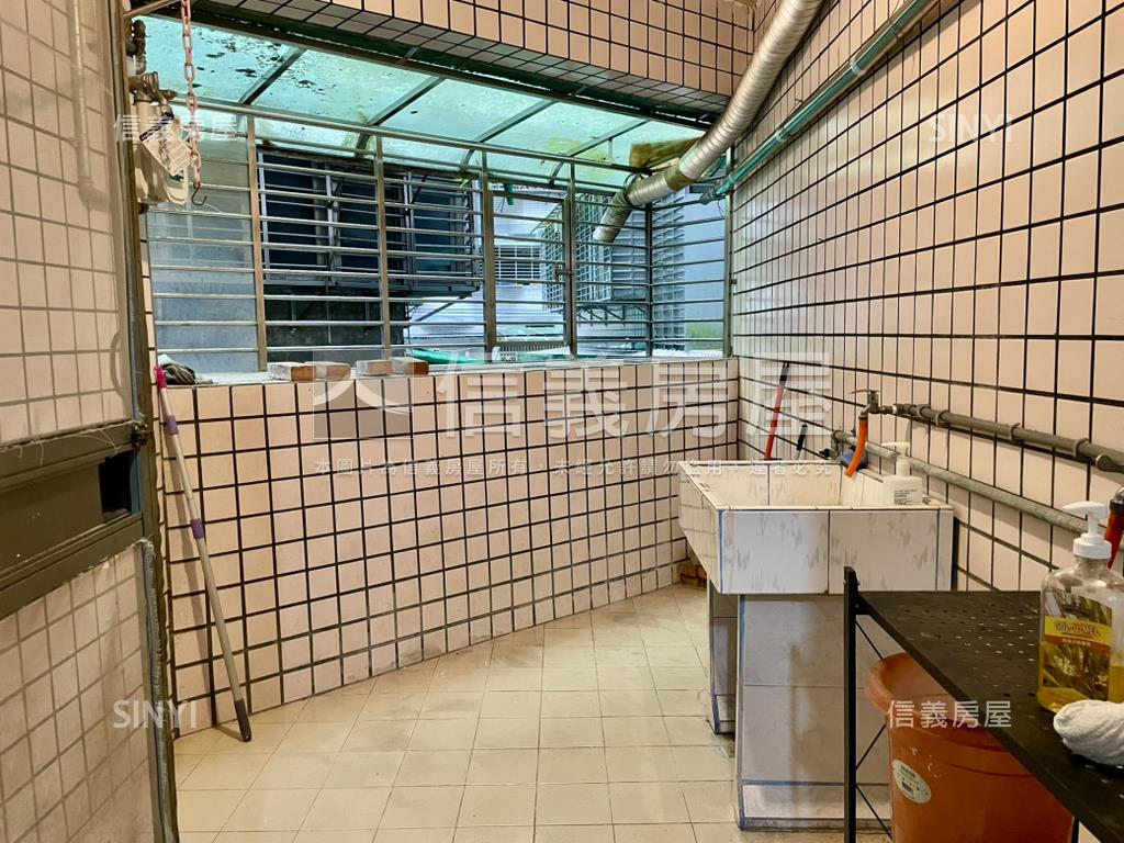 新店捷運站附近電梯三房房屋室內格局與周邊環境