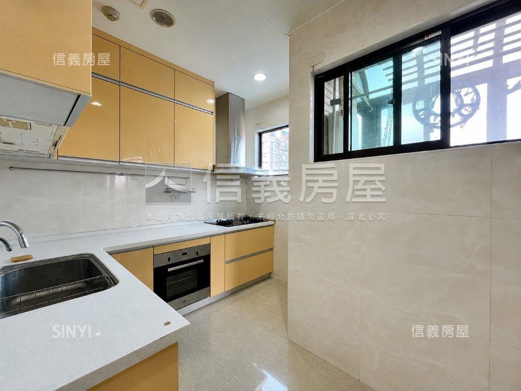 富堡晶城三面採光四房車位房屋室內格局與周邊環境