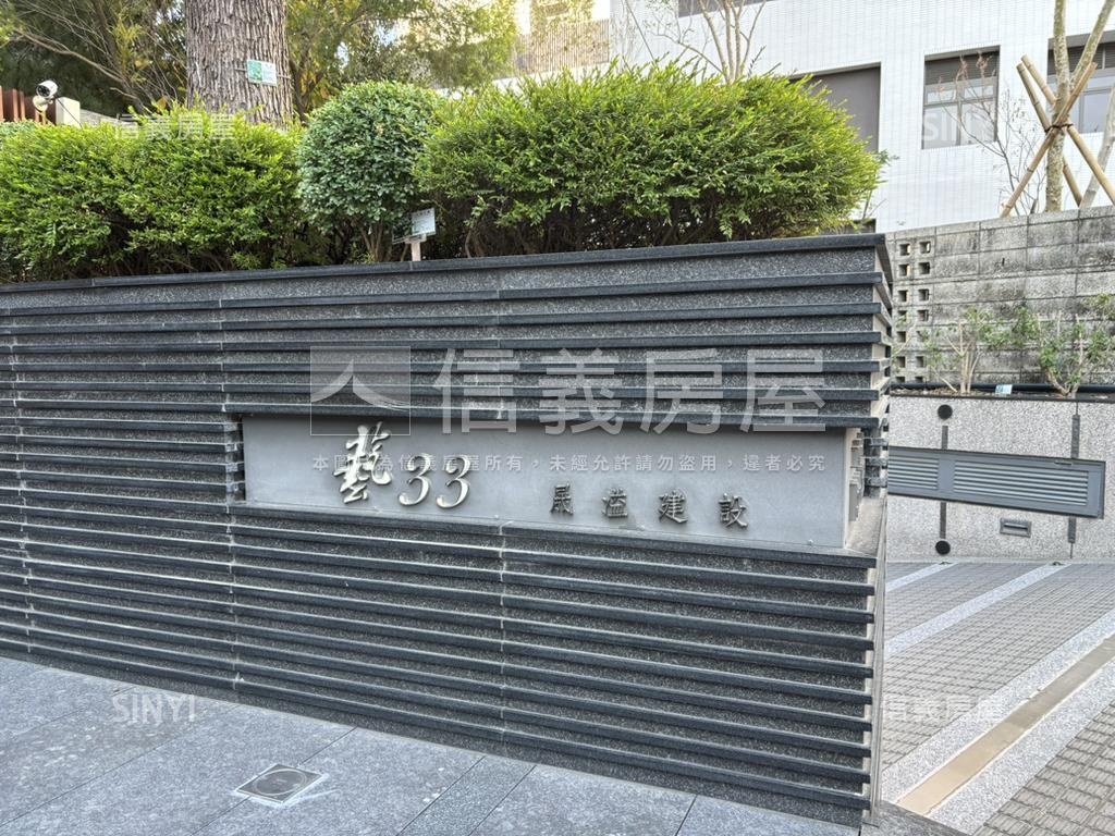 藝３３次頂樓兩房平車房屋室內格局與周邊環境