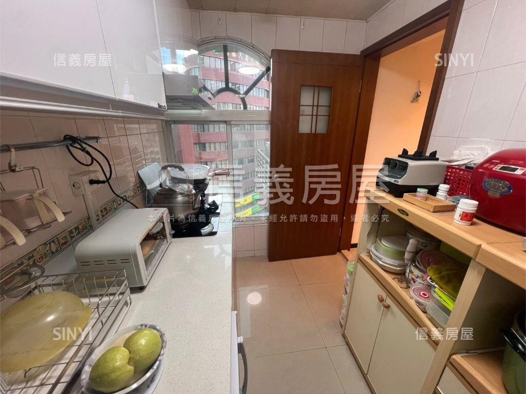 捷運。學區。名家三房房屋室內格局與周邊環境