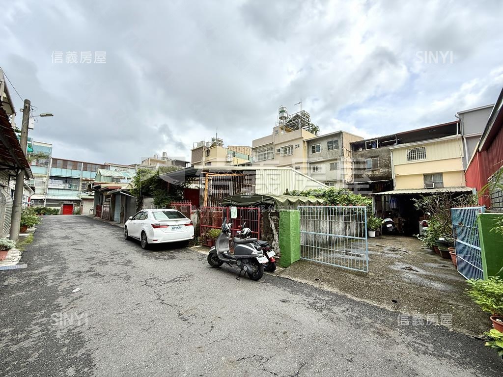 鳥松前後臨路車庫透天房屋室內格局與周邊環境