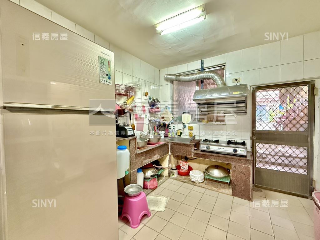 鳥松前後臨路車庫透天房屋室內格局與周邊環境