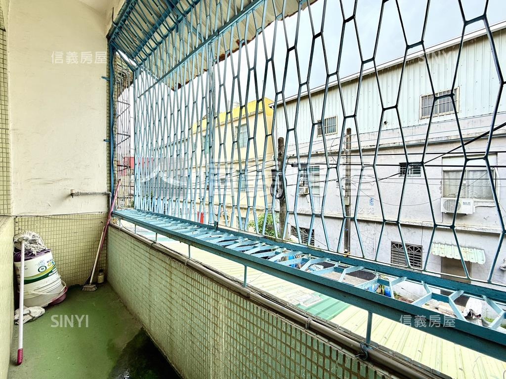 鳥松前後臨路車庫透天房屋室內格局與周邊環境