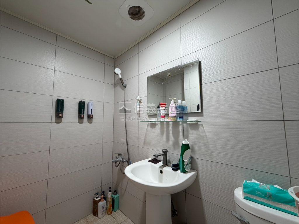 陽台進出三房美宅房屋室內格局與周邊環境