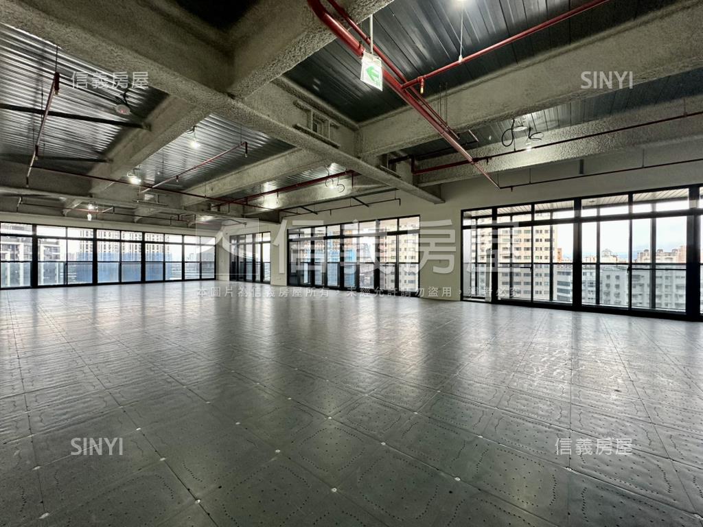 ＳＲＣ商辦大樓三個車位房屋室內格局與周邊環境