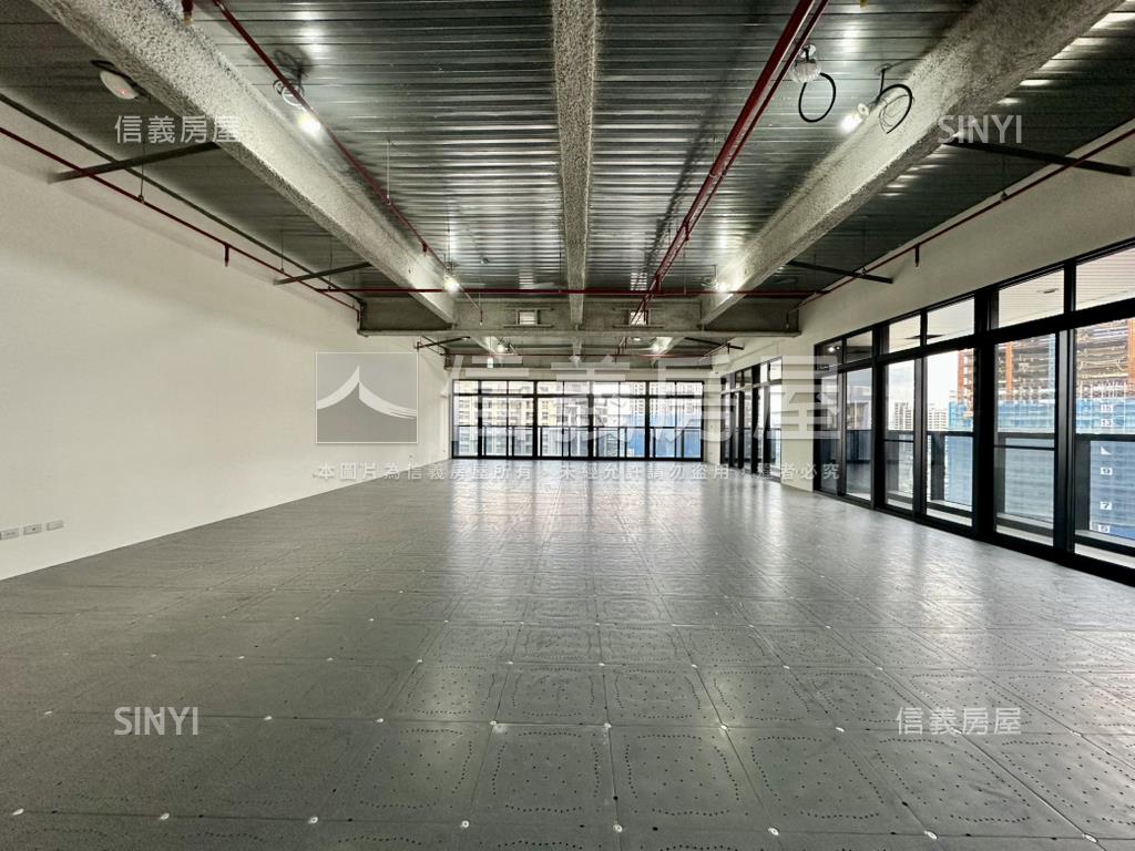 ＳＲＣ商辦大樓三個車位房屋室內格局與周邊環境