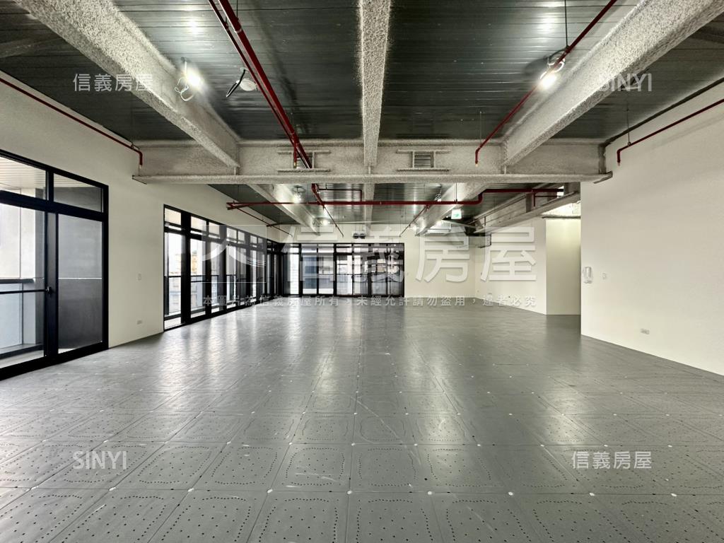 ＳＲＣ商辦大樓三個車位房屋室內格局與周邊環境