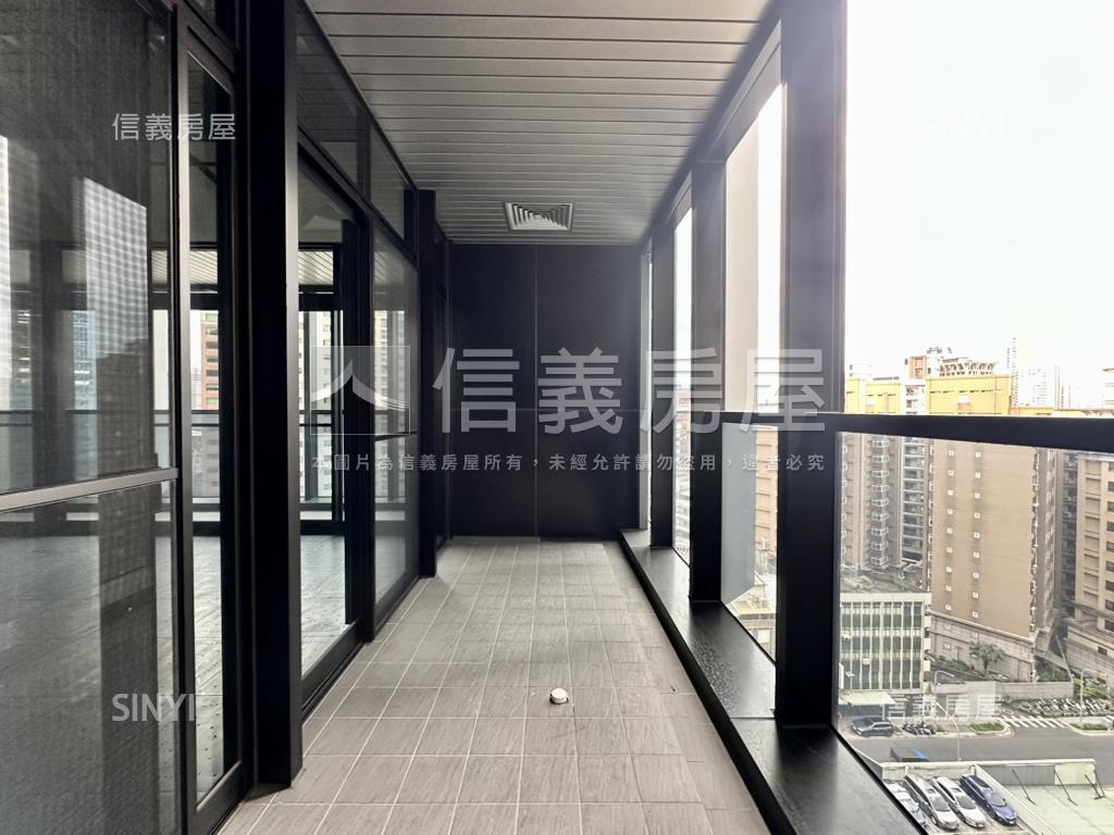 ＳＲＣ商辦大樓三個車位房屋室內格局與周邊環境