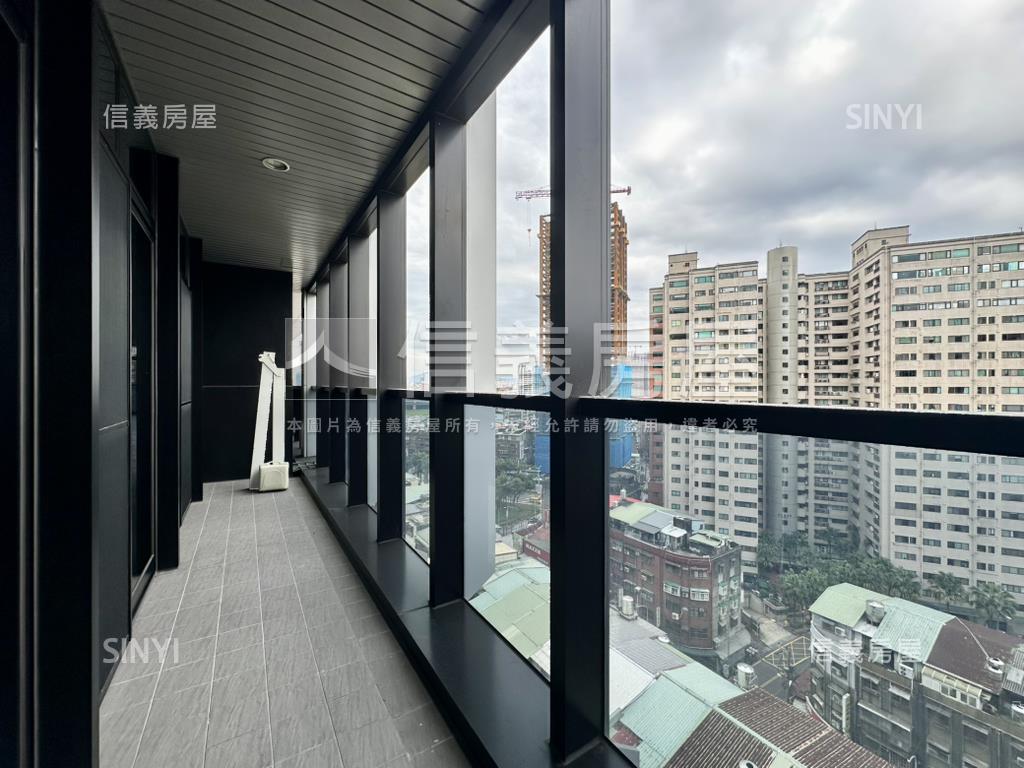 ＳＲＣ商辦大樓三個車位房屋室內格局與周邊環境