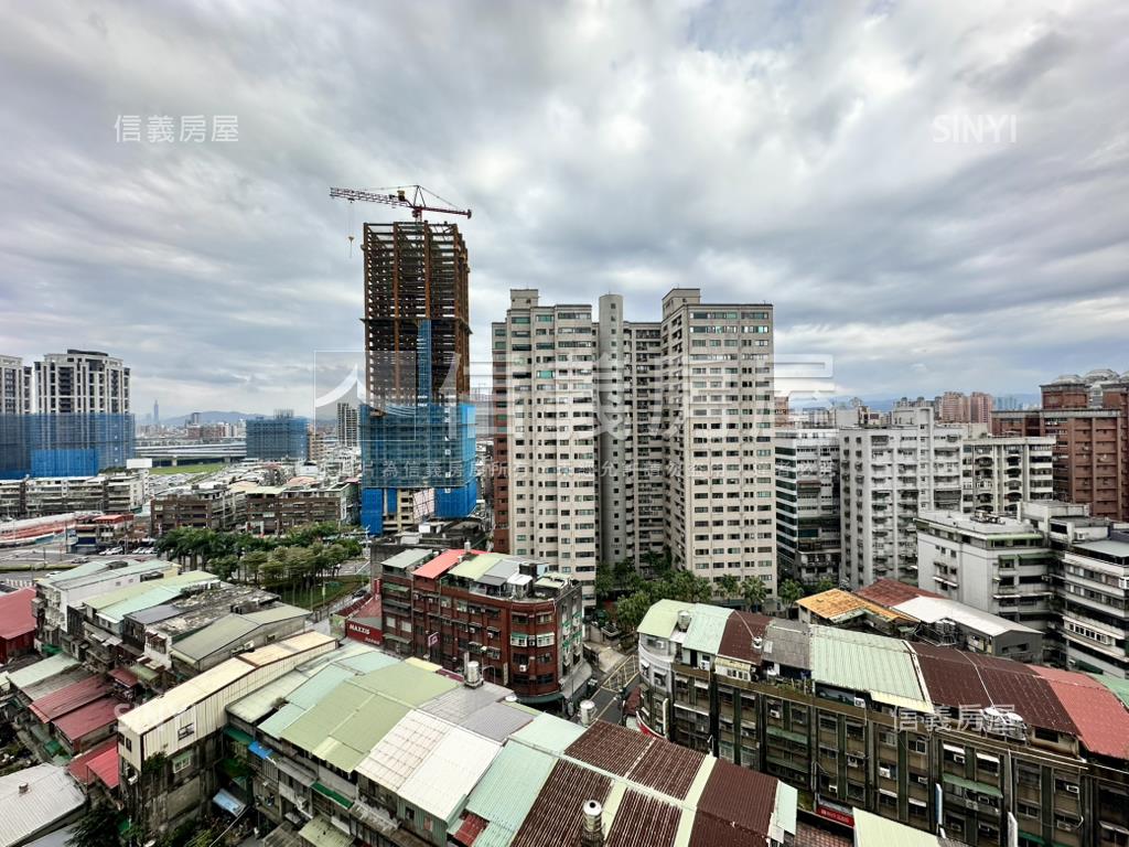 ＳＲＣ商辦大樓三個車位房屋室內格局與周邊環境