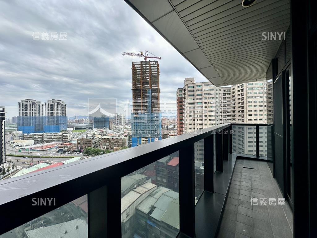 ＳＲＣ商辦大樓三個車位房屋室內格局與周邊環境