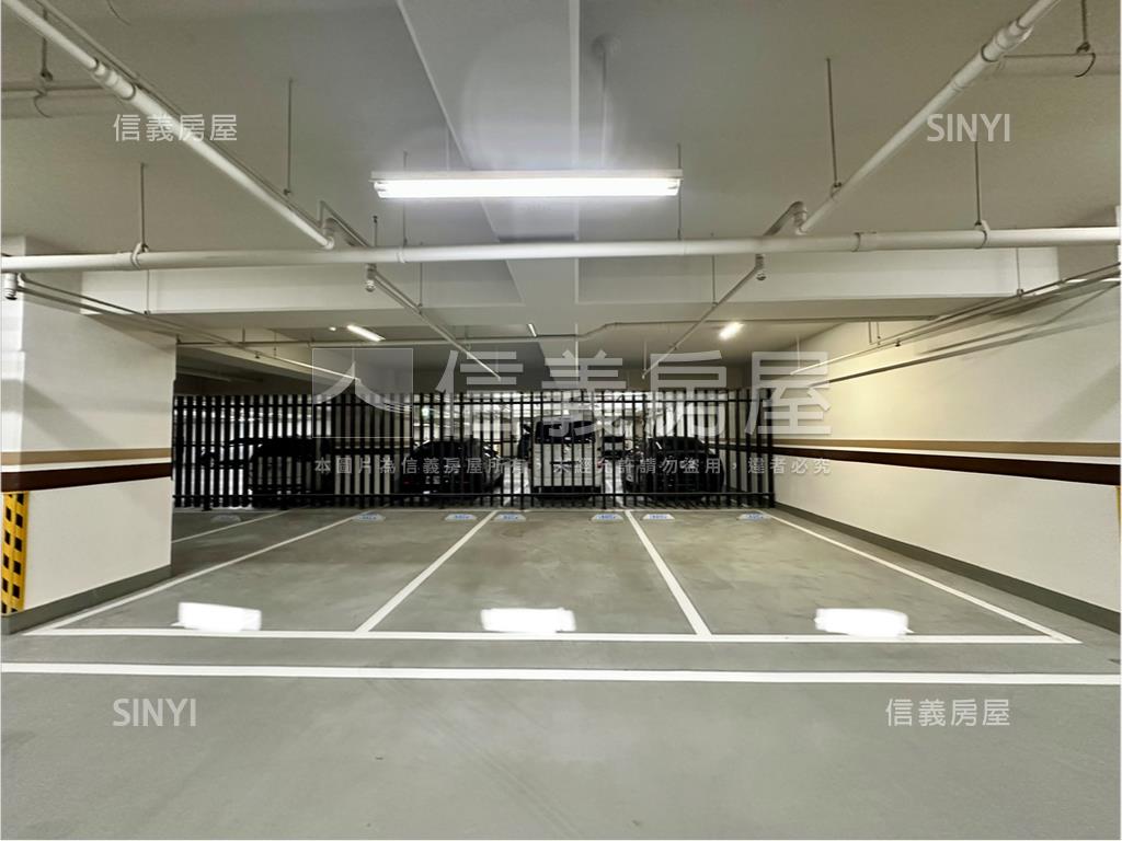 ＳＲＣ商辦大樓三個車位房屋室內格局與周邊環境