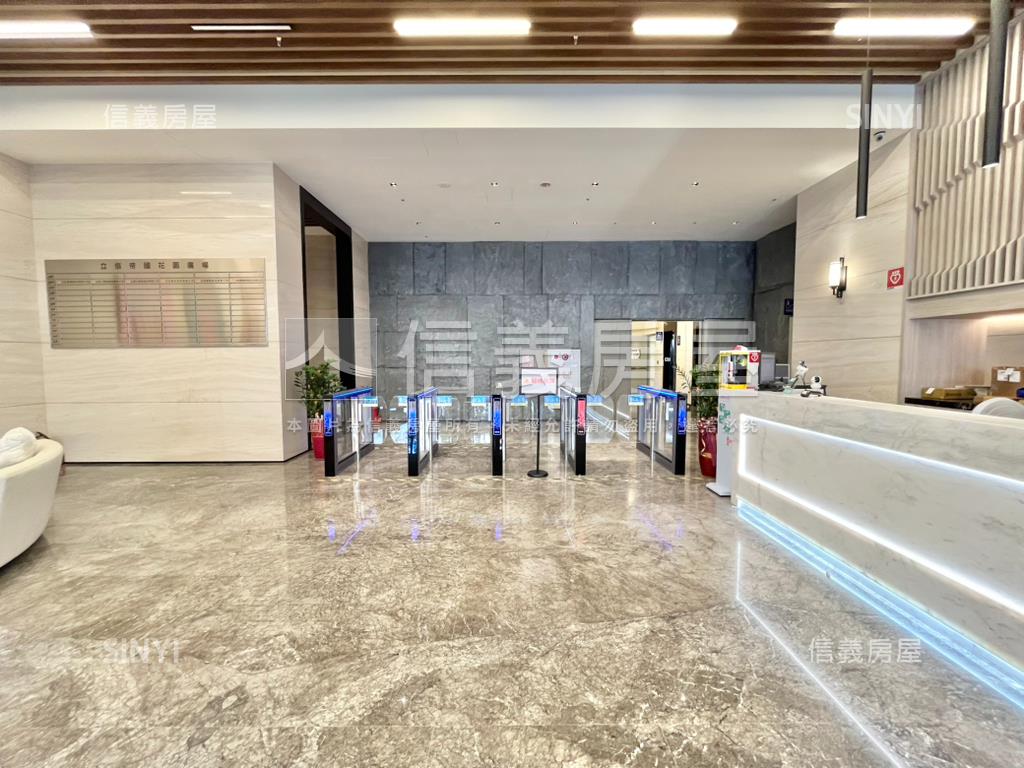 ＳＲＣ商辦大樓三個車位房屋室內格局與周邊環境