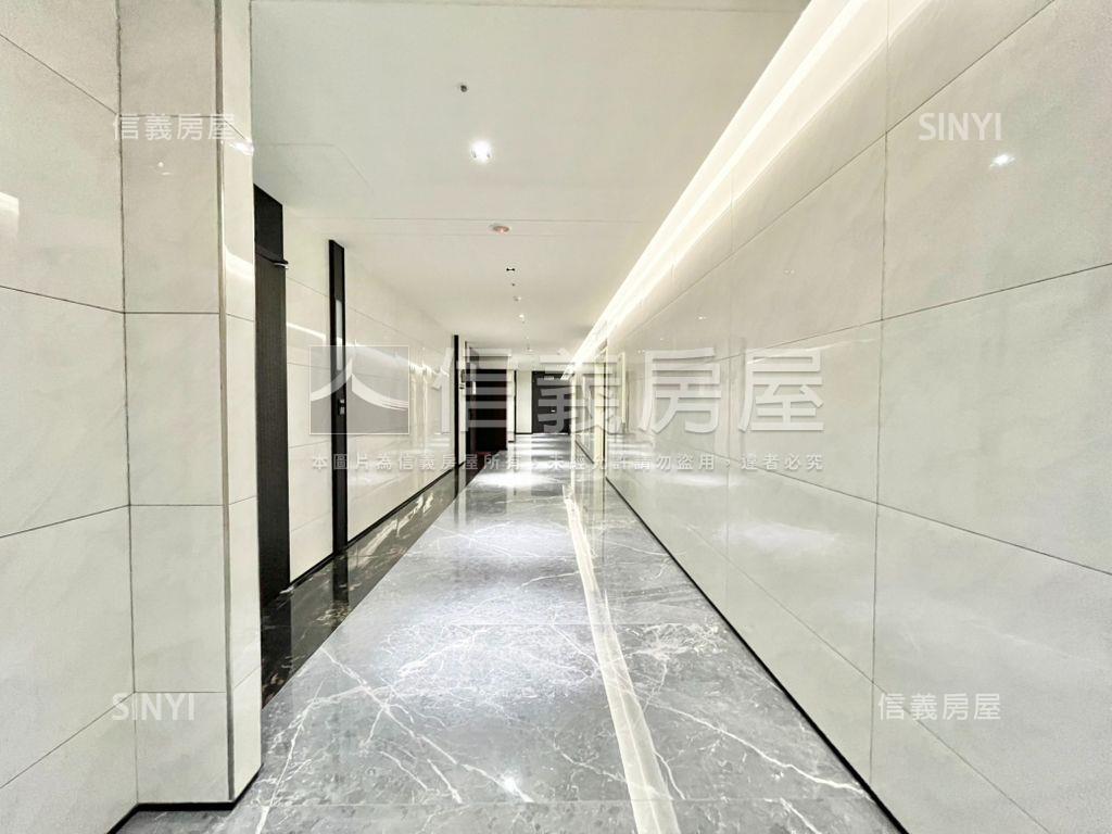 ＳＲＣ商辦大樓三個車位房屋室內格局與周邊環境