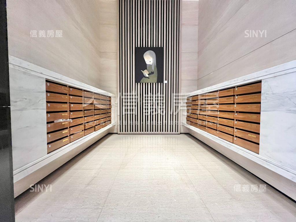 ＳＲＣ商辦大樓三個車位房屋室內格局與周邊環境