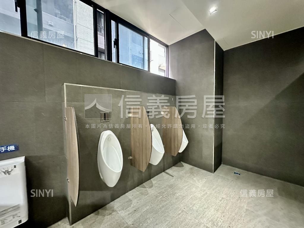 ＳＲＣ商辦大樓三個車位房屋室內格局與周邊環境