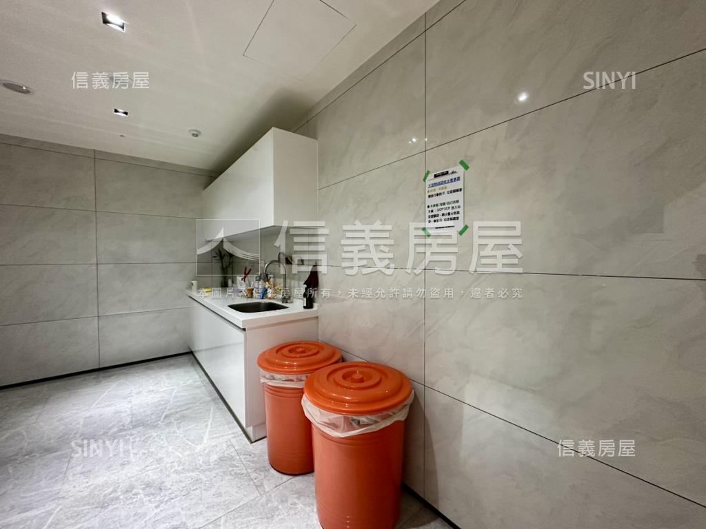 ＳＲＣ商辦大樓三個車位房屋室內格局與周邊環境