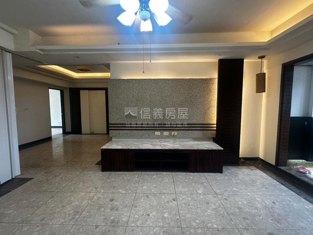 五期近捷運高樓景觀四房房屋室內格局與周邊環境