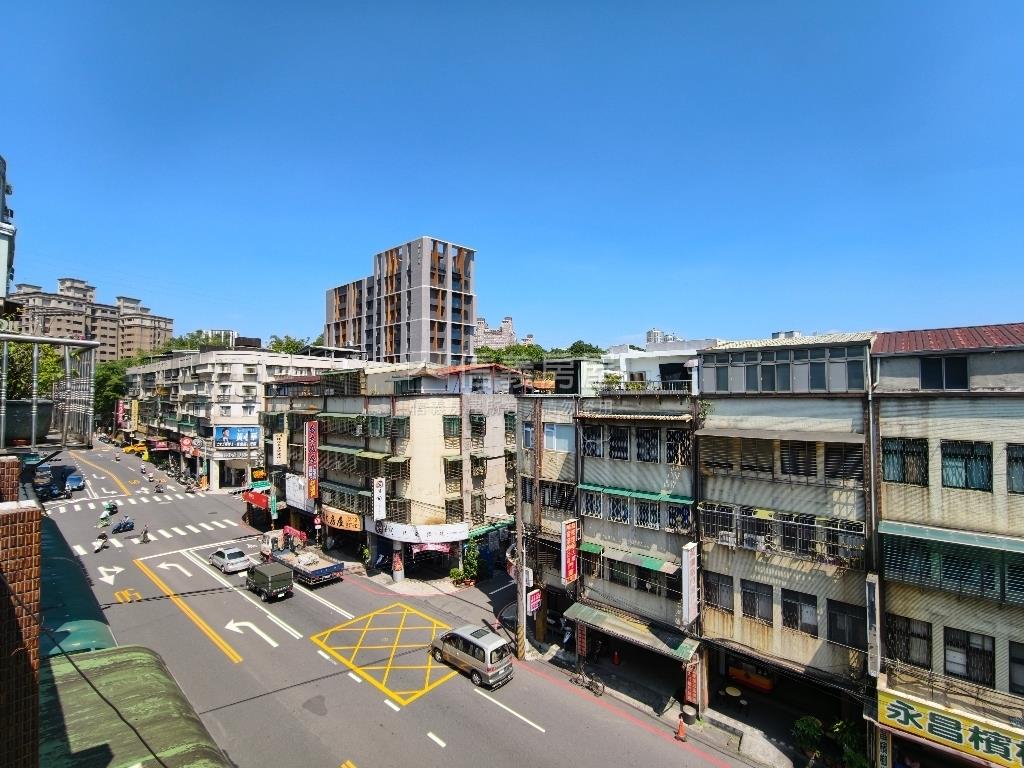 近捷運方正四樓頂加美寓房屋室內格局與周邊環境