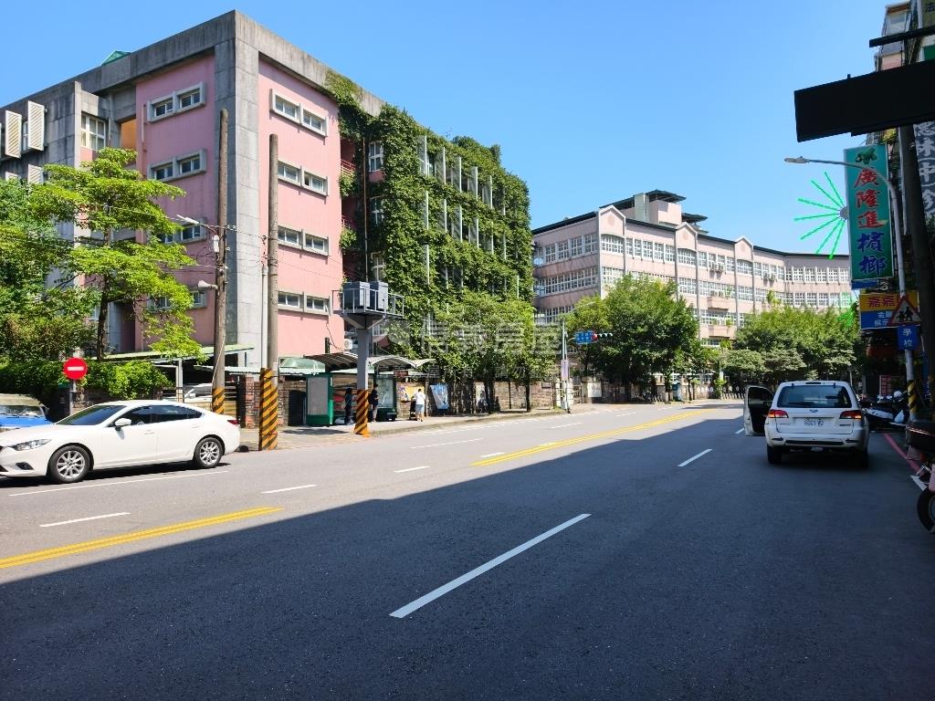 近捷運方正四樓頂加美寓房屋室內格局與周邊環境