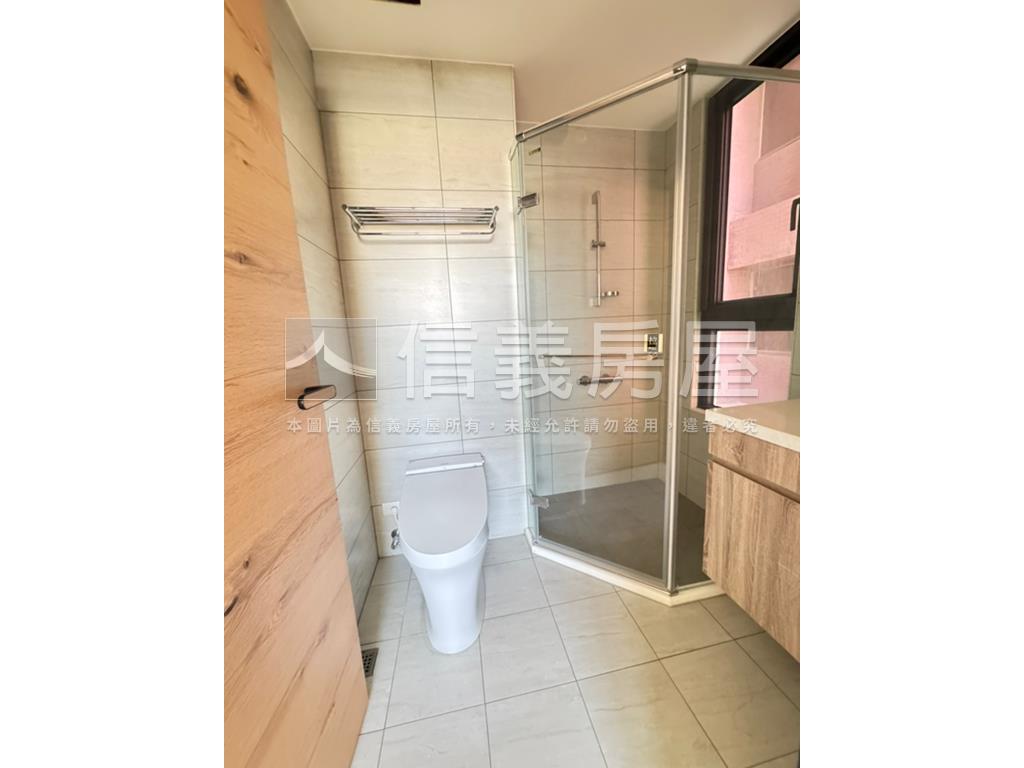 近巨城生活圈４３３好三房房屋室內格局與周邊環境