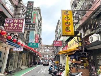 通化夜市旁人潮金店