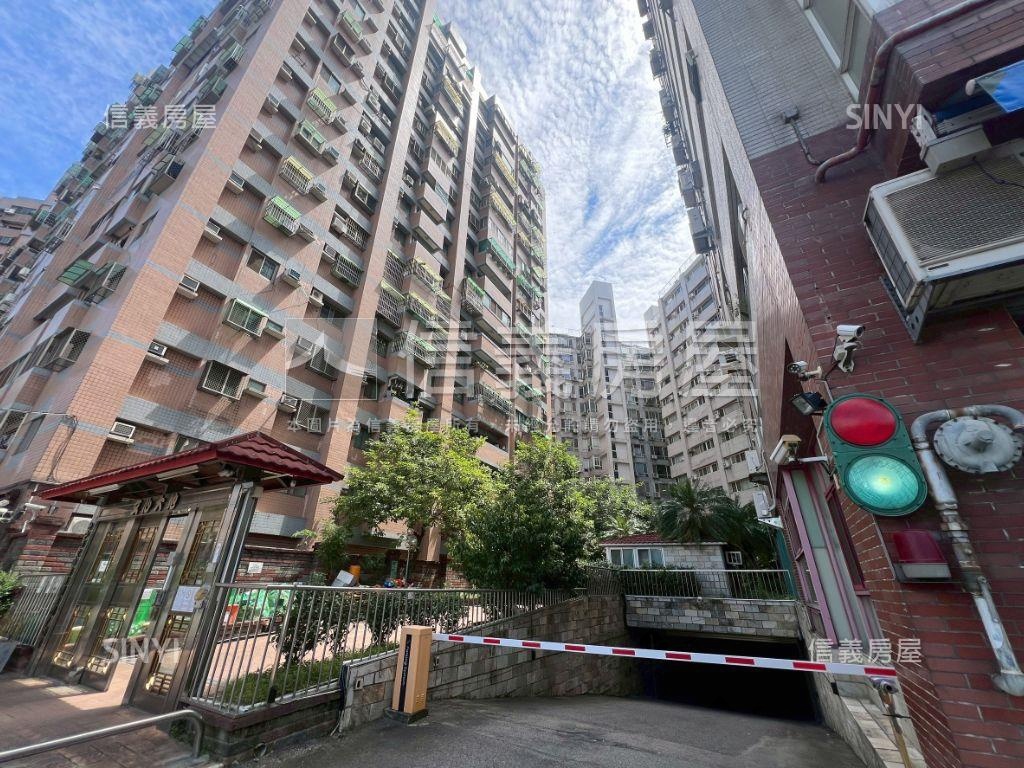 文心大地美三房平面車位！房屋室內格局與周邊環境