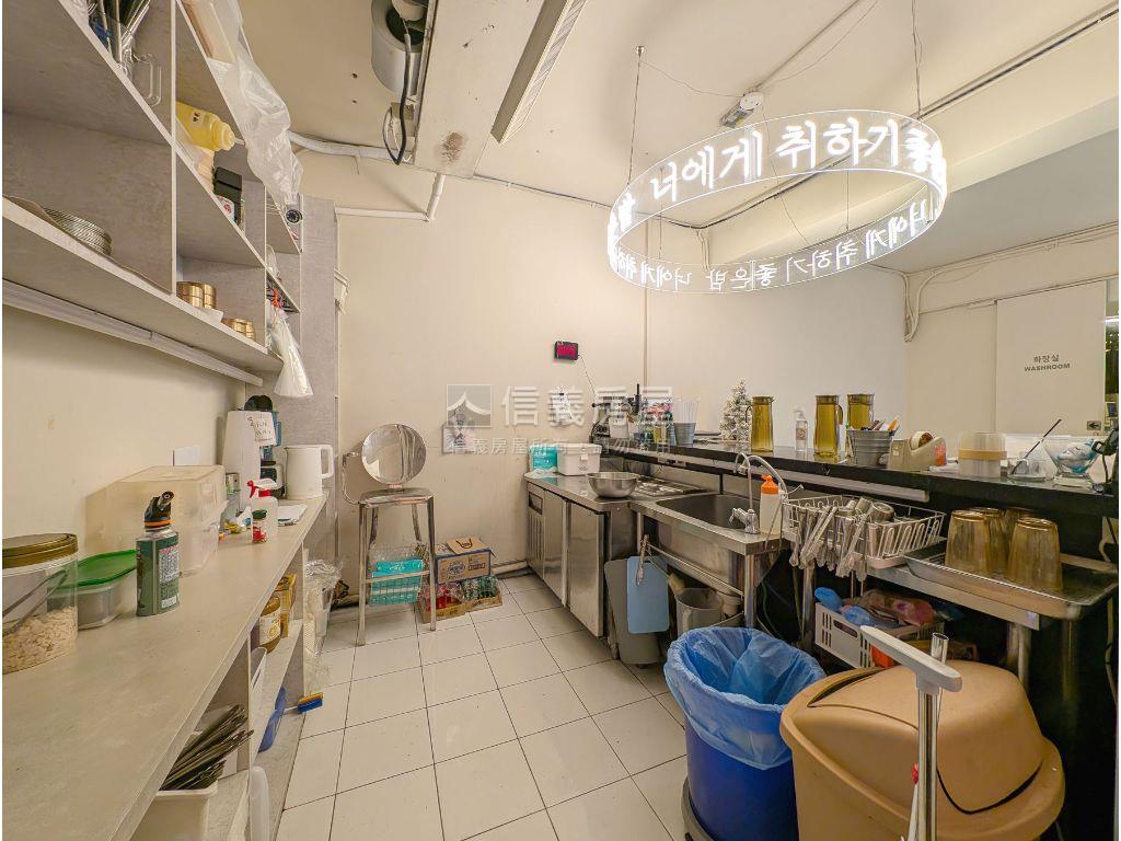 中山北路人潮邊間面寬店面房屋室內格局與周邊環境