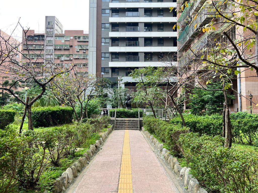 榮富狀元高樓三房大車位房屋室內格局與周邊環境