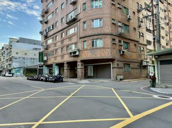 創業民權路三角窗金店面