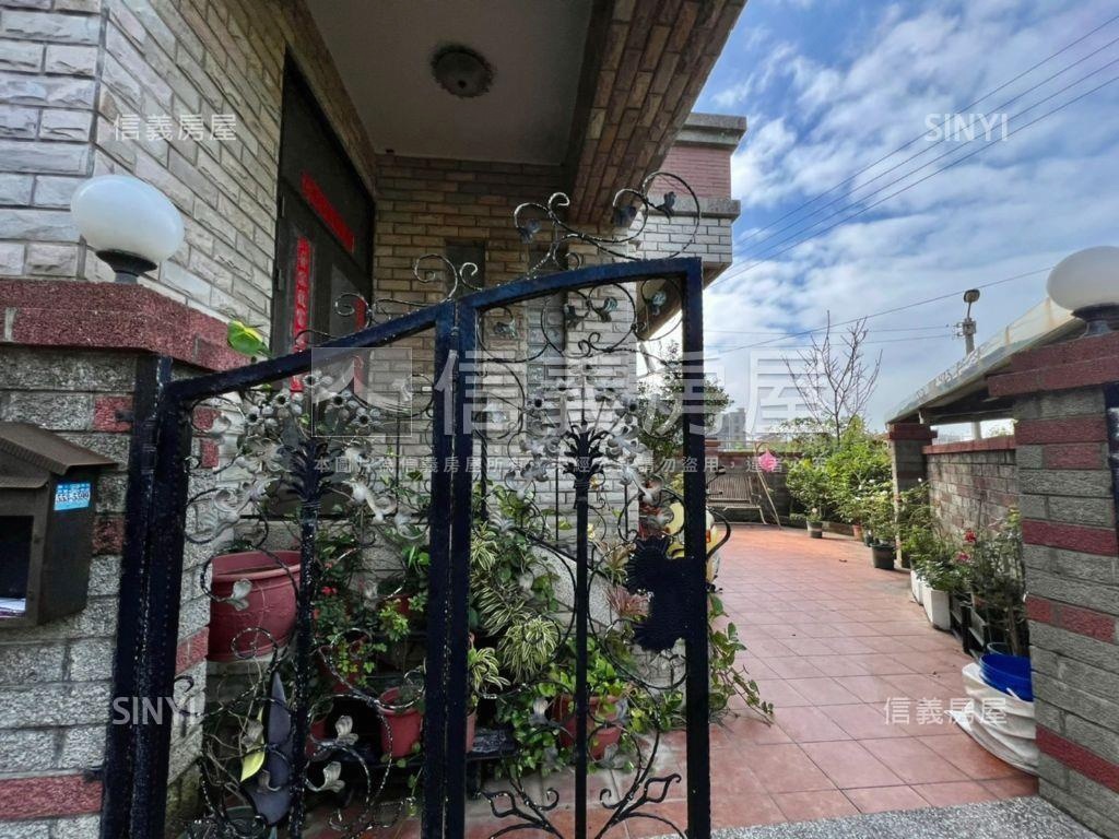 鳳岡百坪孝親大透天房屋室內格局與周邊環境